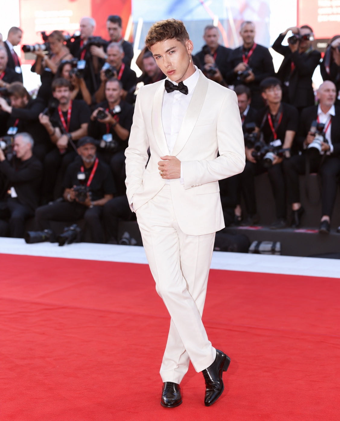 Clément Rudnicki portant sa collection sur tapis rouge