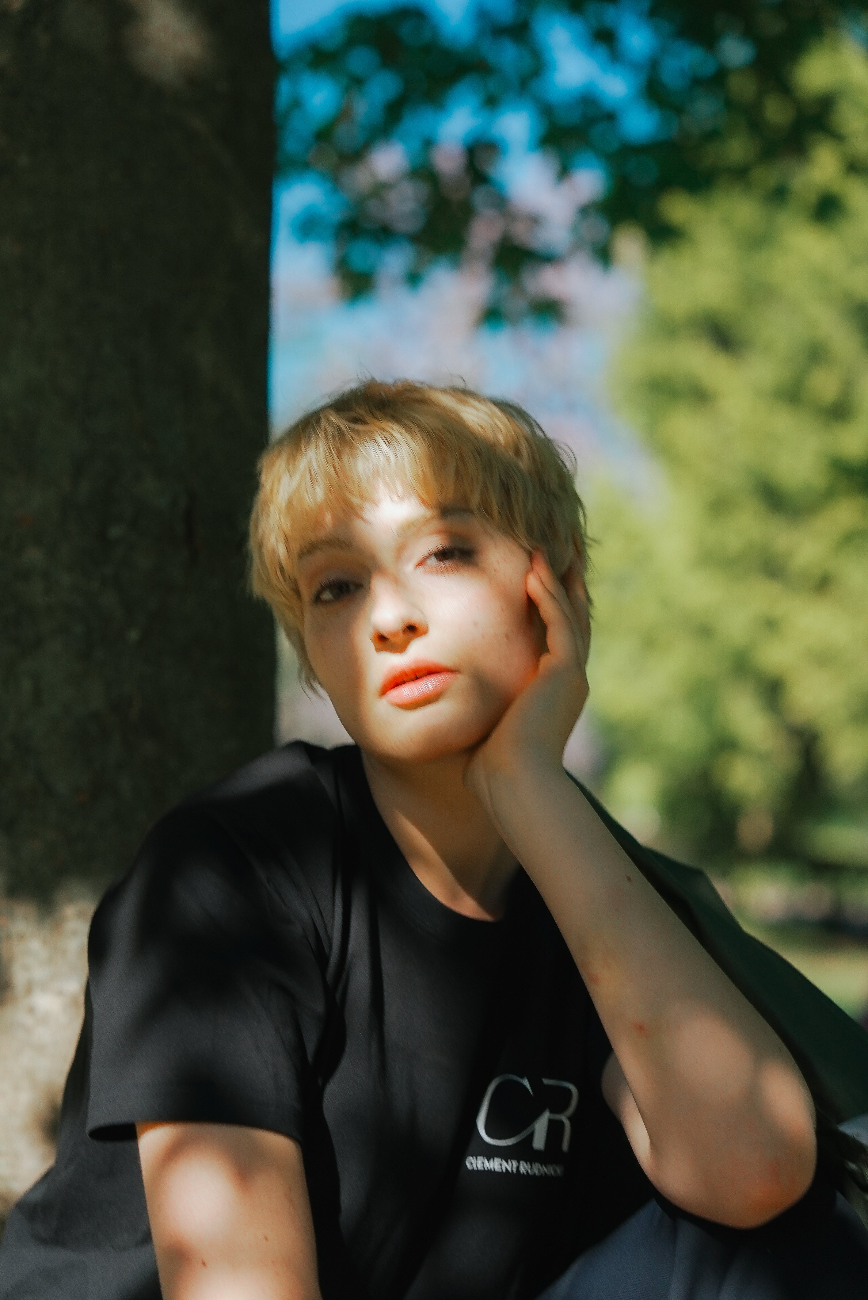 T-shirt noir avec logo Clément Rudnicki – Authenticité vers droit