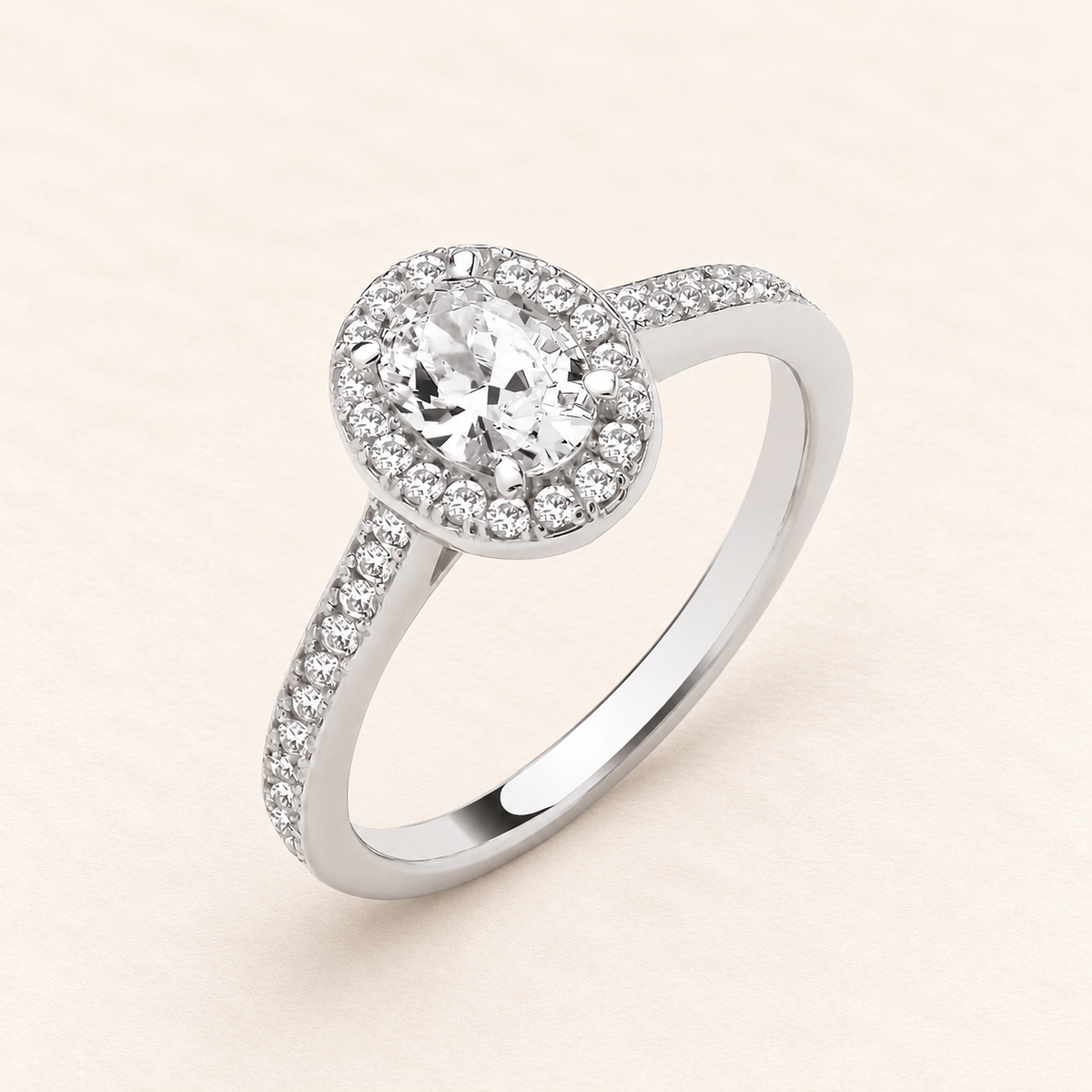 Bague Halo Ovale — or blanc 9 carats et oxydes de zirconium