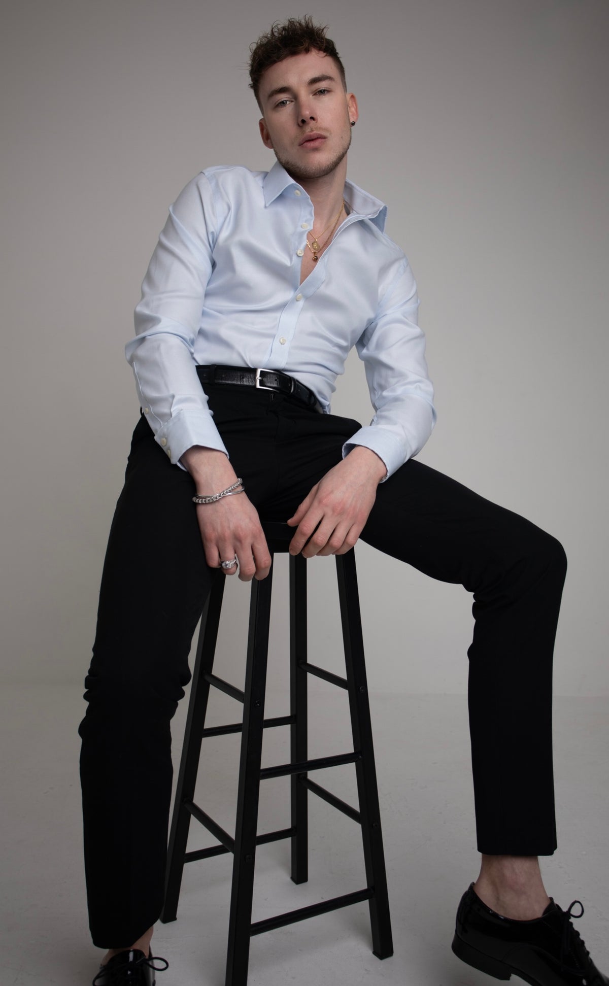 Clément Rudnicki, portrait de studio assis en chemise blanche.