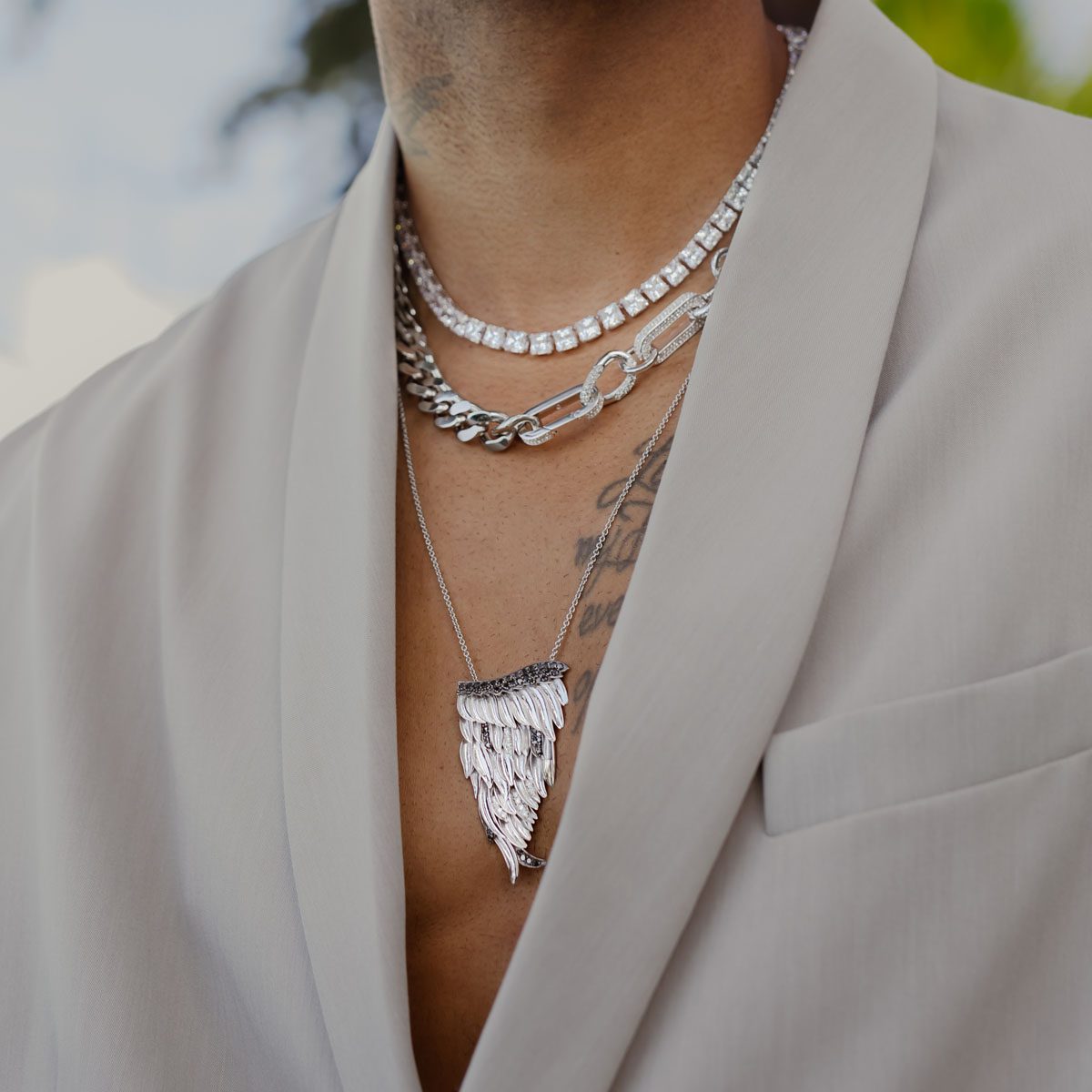 Le pendentif Aile d’Ange porté avec une veste claire